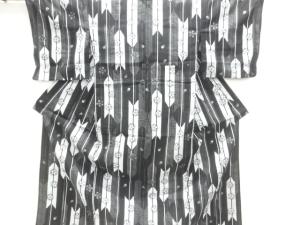 矢羽根に花模様浴衣